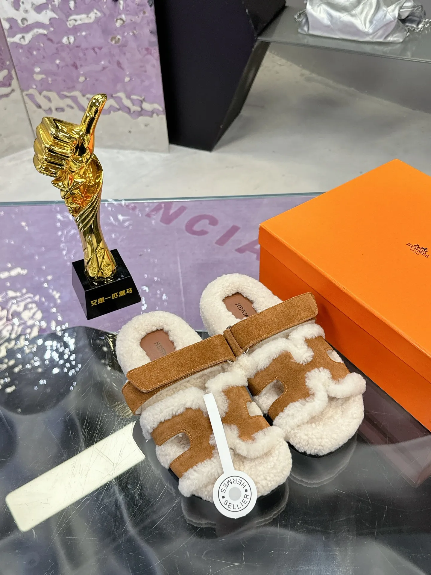 Factory price: 500💰 HERMES💗Ai Ma’s classic hot style second uncle🐑wool mop🆕 is coming. A must-have item for autumn and winter ✅ Versatile and fashionable at home and out on the street 🍀The colors are extremely colorful! Walking Tuscany! T men's shoes 💰R non-slip outsole super light ️ super comfortable on the feet without any binding feeling I can't stop drinking coffee ☕ my second uncle's slippers I can't take off Size number: 35-40 (41 made to order, non-refundable)